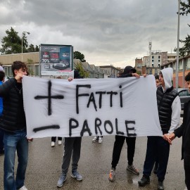 Attimi di Tensione all'Istituto Galilei - Di Palo a Salerno: Gli Studenti Manifestano per Migliorie Urgenti!