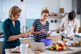 Rinunce alimentari, senso di isolamento e riduzione della socialità: la campagna CROHNVIVIAMO fa luce sui bisogni di chi ha la malattia di Crohn 