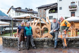 Il progetto Sutrio Paese Presepe prende il via con 4 opere realizzate in loco dagli scultori ospiti della Residenza Artistica