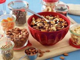 Salute cardiovascolare e umore: il consumo di frutta secca mista, incluse le mandorle, può aiutare. Lo rivela un nuovo studio
