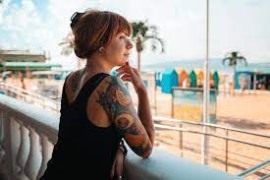 Tatuaggi e sole: i consigli della dermatologa per prendersene cura con l’arrivo dell’estate