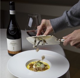 Abbinamento di Natale al Villaggio Narrante di Fontanafredda nelle Langhe: uovo in camicia di Ugo Alciati e Barolo DOCG Paiagallo Vigna la Villa 2019