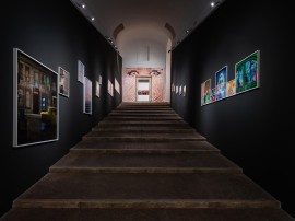 Inaugurata a Villa Medici la mostra CHROMOTHERAPIA La fotografia a colori che rende felici a cura di Maurizio Cattelan e Sam Stourdzé 