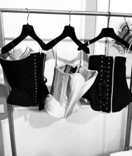 Mirko Tomei e il bustier come capo iconico di una femminilità senza tempo