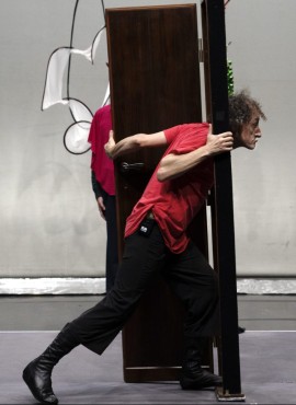 Hybris, lo spettacolo di Flavia Mastrella e Antonio Rezza al Teatro Bonci di Cesena