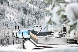 Assaporare l’inverno nell’esclusivo mondo acquatico dei Quellenhof Luxury Resorts: tra Alto Adige e Lazise, piscine riscaldate e Sky Pool romantiche per soli adulti