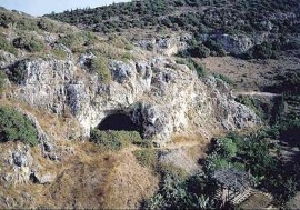 Studiando reperti trovati in una grotta israeliana nel Nord un'équipe di archeologi scopre l'uso più antico di un colorante vegetale
