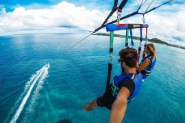 Montenegro, turista fa parasailing ma qualcosa va storto a 50 metri di altezza e precipita in mare: morta sul colpo