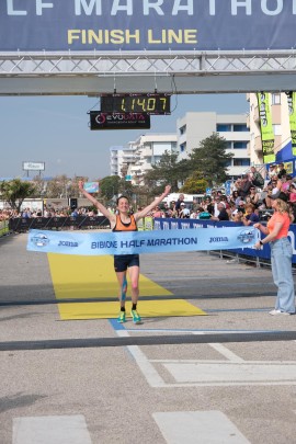 Sara Bottarelli firma il primato della 9^ Bibione Half Marathon. Lhoussaine Oukhrid per il podio maschile