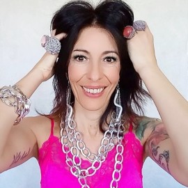 Incontra l'Artista: Claudia De Rosa presenta i Gioielli Calamita 