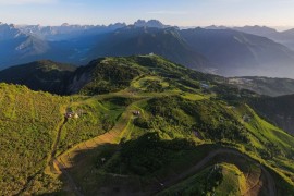 Lo Zoncolan, teatro di mitiche tappe del Giro d’Italia, e i suoi borghi-gioiello