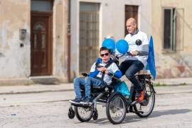 Una bici speciale per sfrecciare all’aria aperta: Make-A-Wish® Italia realizza il sogno di Andrea