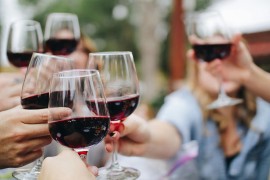 Un brindisi all’amicizia a UVE Rooms & Wine Bar di La Morra (CN)