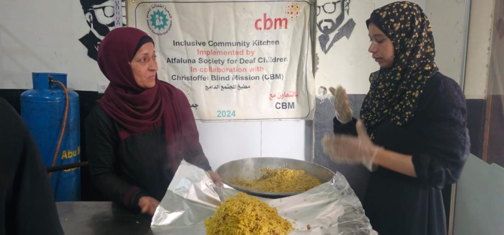 CBM Italia anche a Gaza interviene al fianco delle persone con disabilità: la cucina comunitaria fornisce pasti caldi a 250 famiglie sfollate