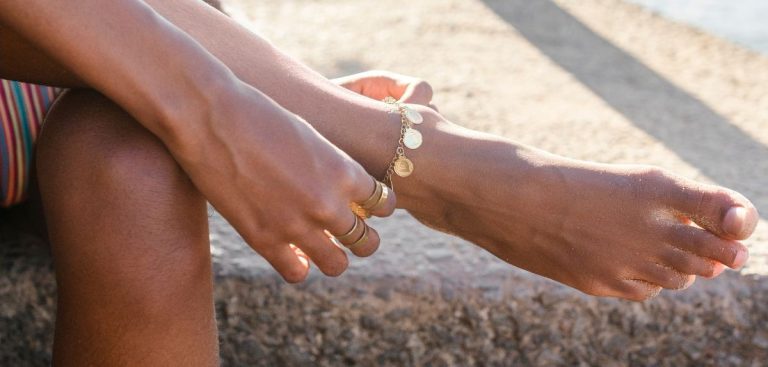 Cavigliere da donna: il gioiello che sussurra d’estate e spensieratezza