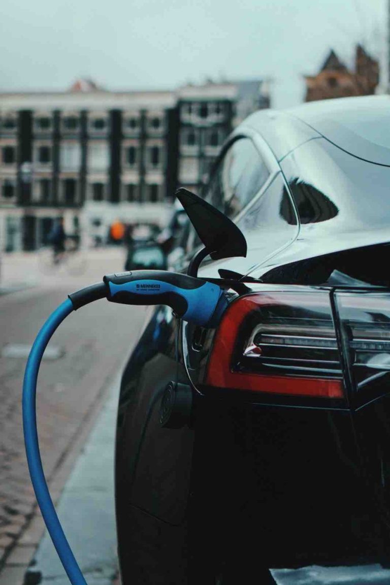 Europa dietro al Nord America nella corsa per assicurarsi gli investimenti dell’e-mobility. Italia ultima tra le grandi economie UE