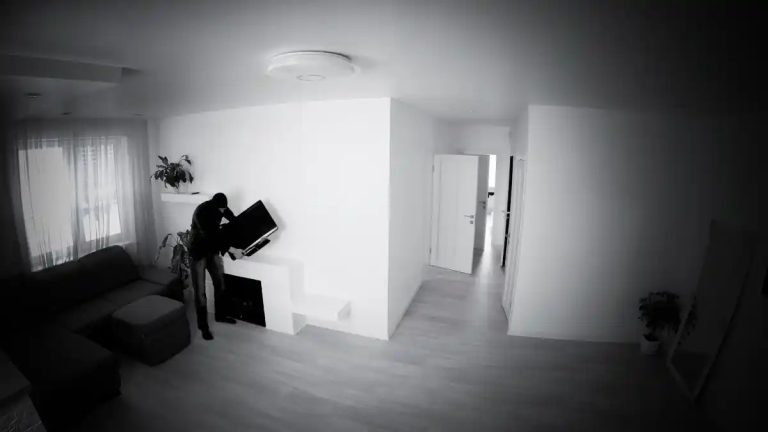 Fili e colla sulla porta di casa: il trucco dei ladri per scegliere la casa da svaligiare