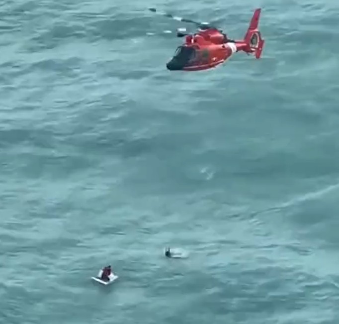 Naufrago trovato in acqua dai soccorritori della Guardia Costiera aggrappato a un frigorifero. Il video