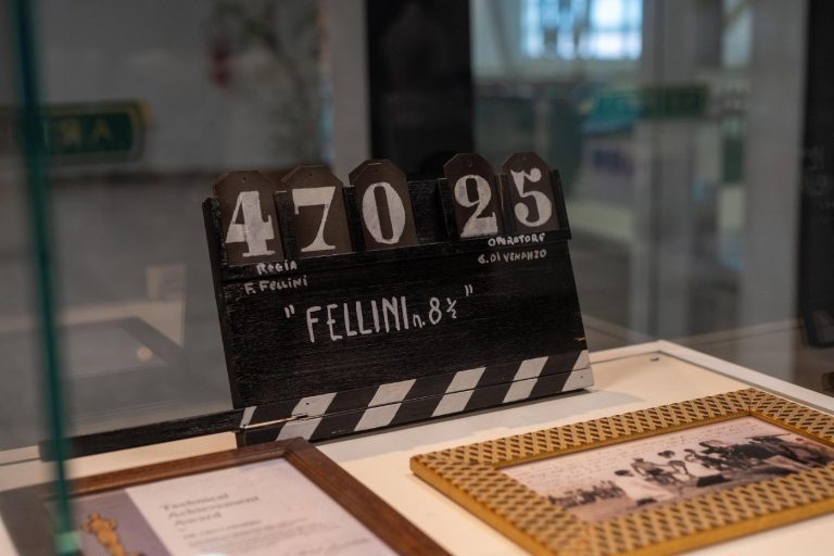 Ultimo evento all'interno della mostra "La dolce vita tra Fellini e Catozzo": all'aeroporto di Olbia l'omaggio musicale del M.° Giandomenico Anellino a Fellini e alle colonne sonore
