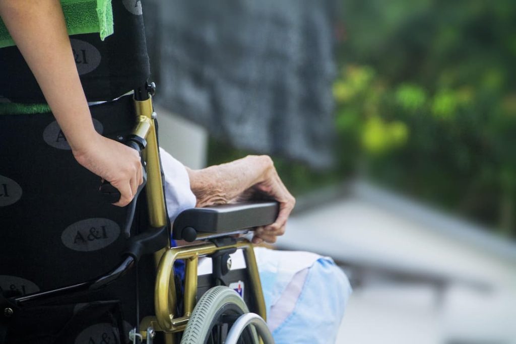 Assistenza alle persone non autosufficienti: una questione che coinvolge tutto il Paese