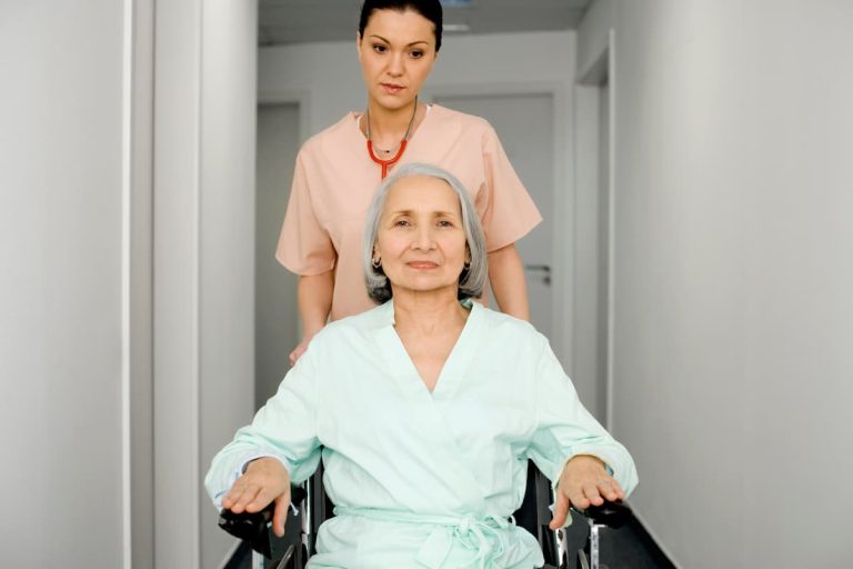 Assistenza domiciliare vs casa di riposo: cosa conviene davvero?