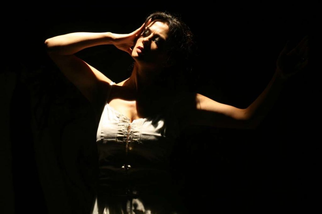 "Doppio Specchio" di e con Anita Mosca. Al Teatro Serra di Napoli